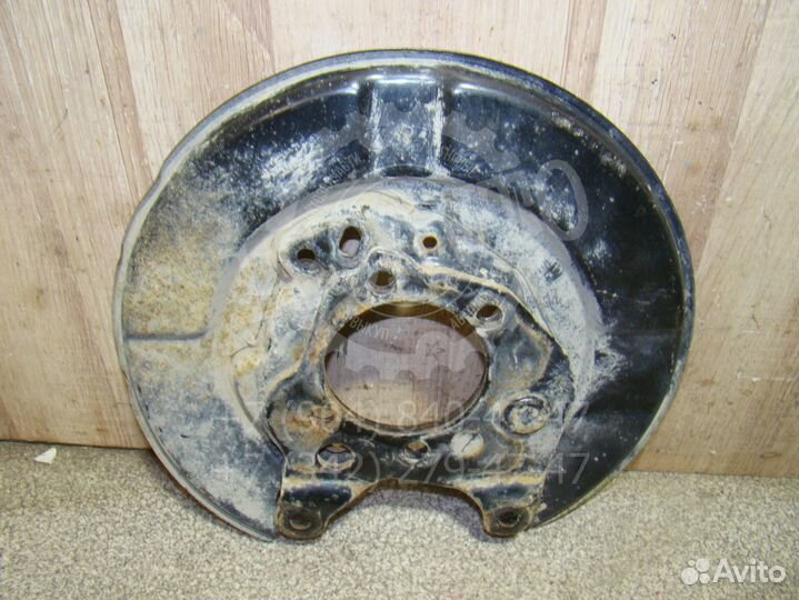 Щит опорный задний правый Nissan X-Trail (T31)