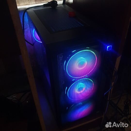 Мощный игровой компьютер с монитором
