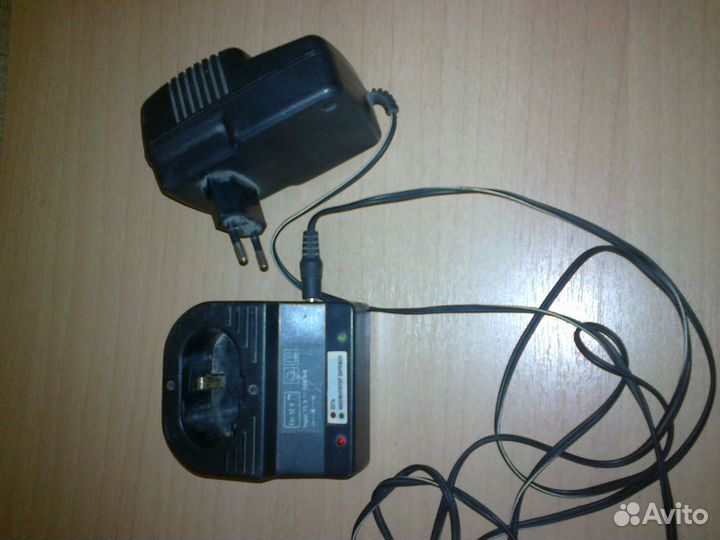 Зарядник и корпус аккумулятора шуруповерта