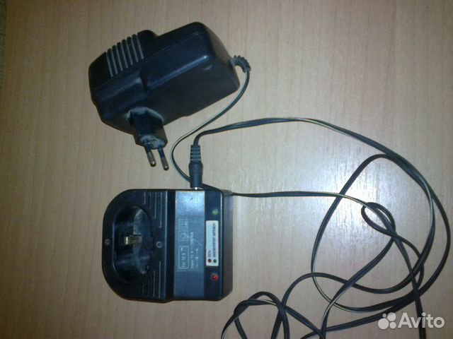 Зарядник и корпус аккумулятора шуруповерта