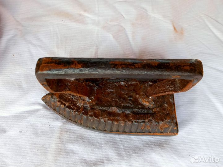 Старый чугунный утюг