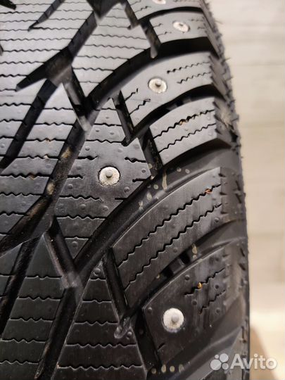 Royal Black Royal Stud 215/65 R16 102T