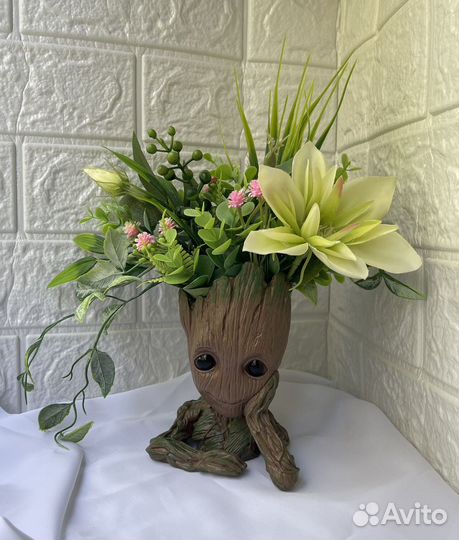 Композиция из искусственных цветов