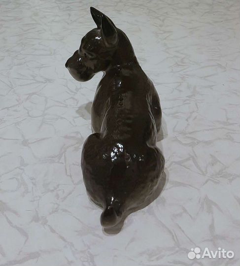 Фарфоровая статуэтка собаки 