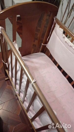 Детская кроватка с маятником