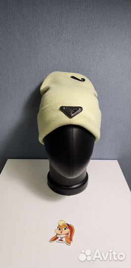 Шапка прада бежевая