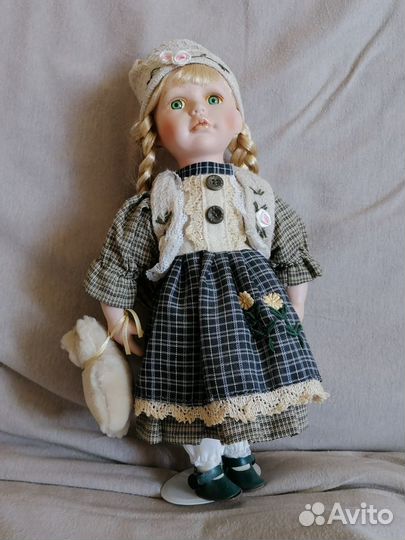 Коллекционная фарфоровая кукла