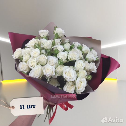 Букет белых кустовых роз 70 см 19 шт