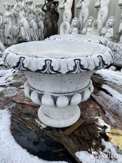 Скульптура из бетона Вазон Римский