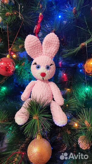 Плюшевый заяц вязаный