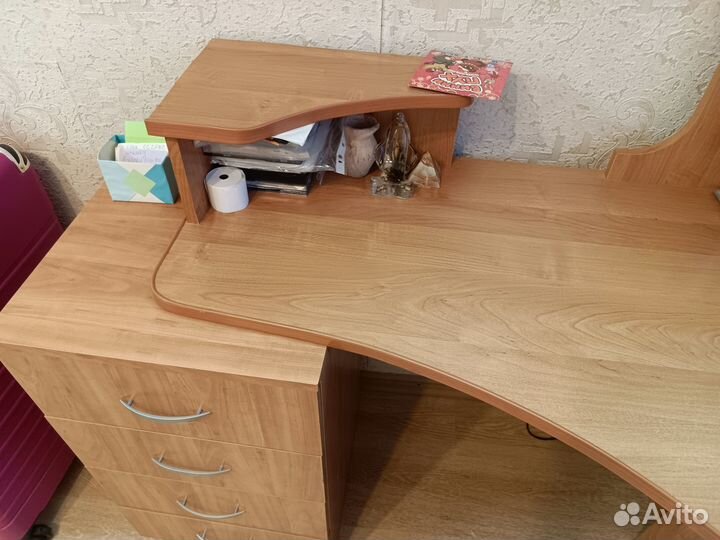 Угловой письменный стол с ящиками