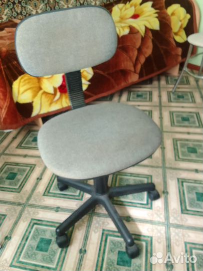 Стул офисный на колесах с регулировкой высоты