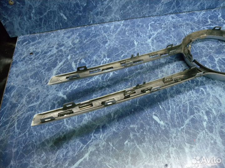 Накладка центральная решетки радиатора Mercedes W4