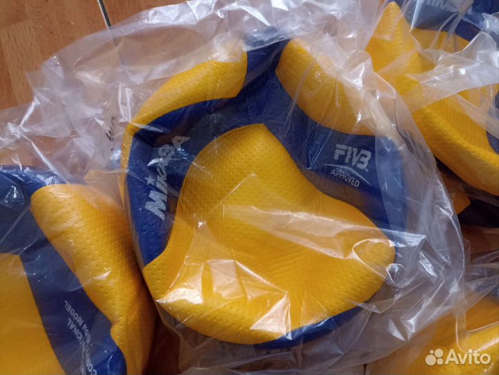 Волейбольный мяч mikasa v300w