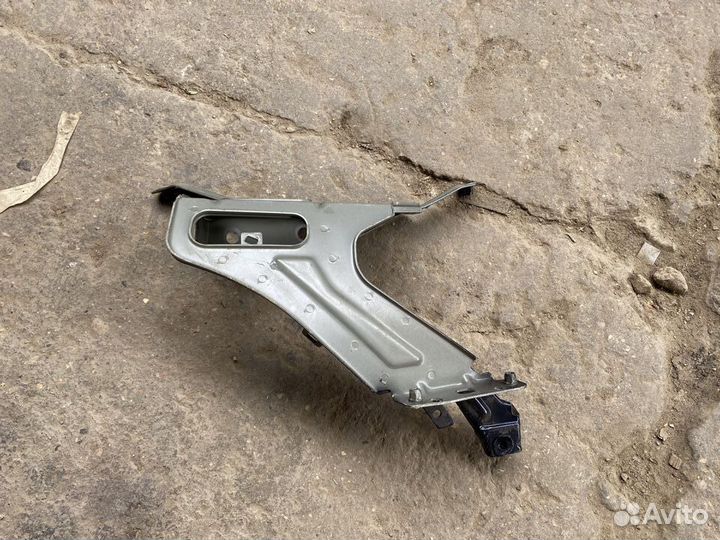 Кронштейн правого крыла Audi A6 c8