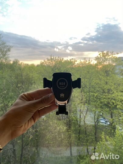 Автомобильный держатель с беспроводной зарядкой