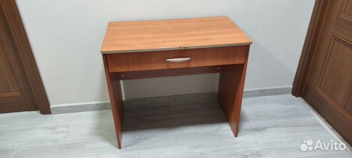 Стол туалетный