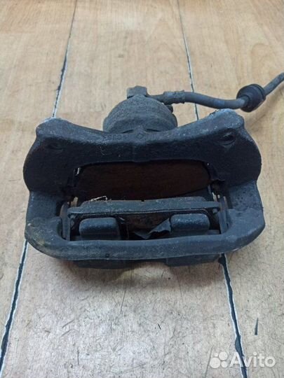 Тормозной суппорт передний правый Opel Astra J