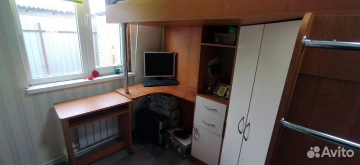 Детская кровать чердак со столом и шкафом