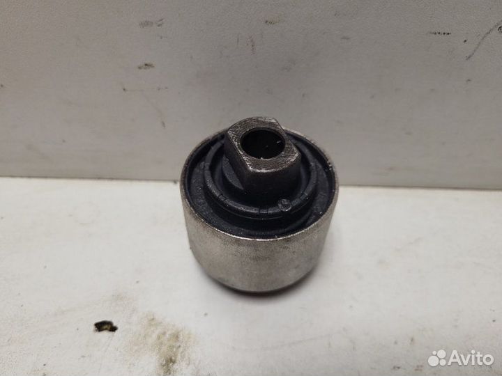Сайлентблок переднего рычага низ Volkswagen Passat