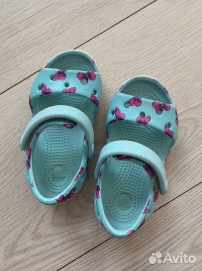 Сандалии crocs c6 голубые с бабочками