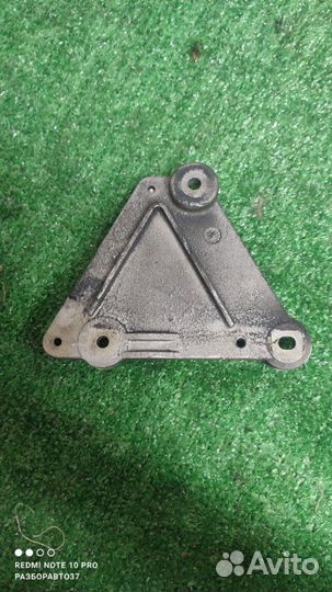 Кронштейн компрессора кондиционера Opel Astra J