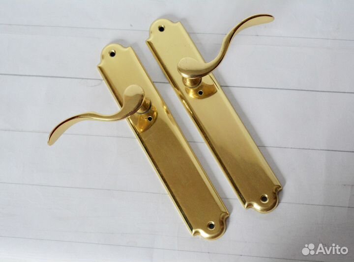 Дверные ручки на планке. Латунь