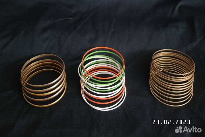 Браслеты. Комплекты золотого цвета и разноцветные