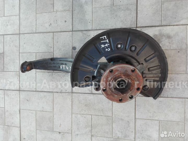 Поворотный кулак передний правый в сборе Touareg