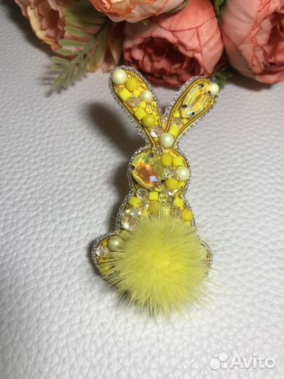 Брошь из бисера Зайчик