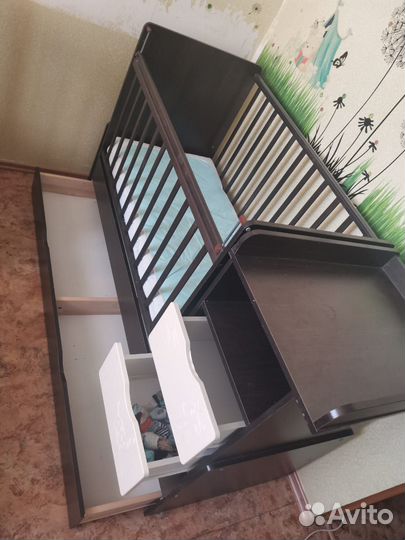 Детская кроватка с маятником и ящиком