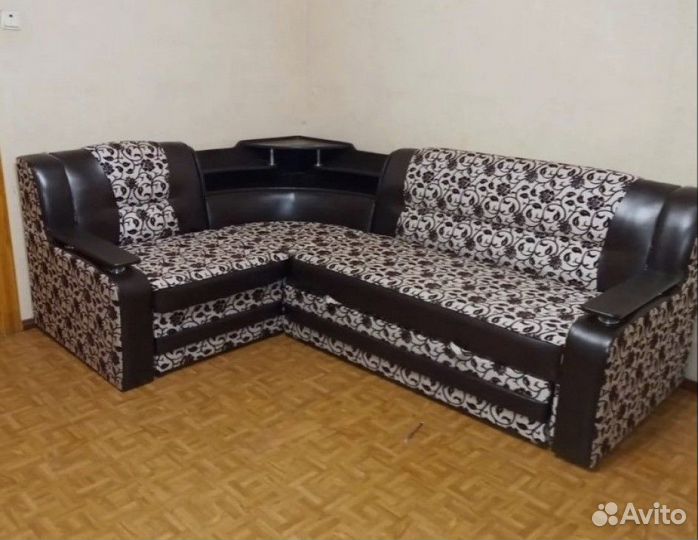 Угловой диван с баром