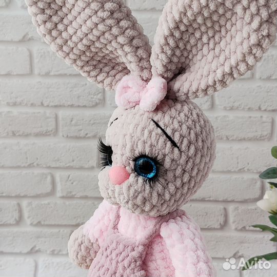 Вязаные игрушки ручной работы Зайка в комбинезоне