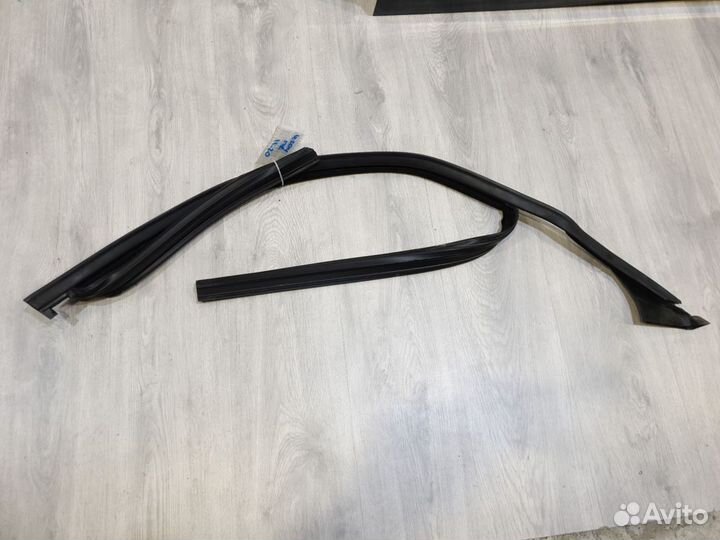 Уплотнитель стекла двери передней правой Mercedes