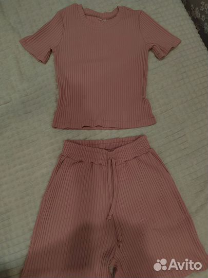 Приталенная футболка с шортами в рубчик(костюм)