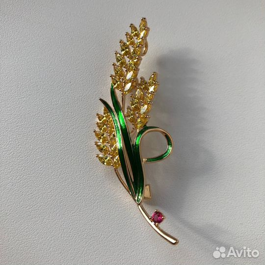 Красивая брошь 