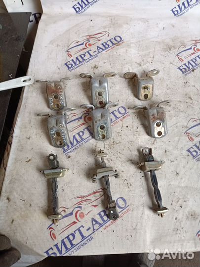 Петля, ограничитель двери Nissan Almera Classic