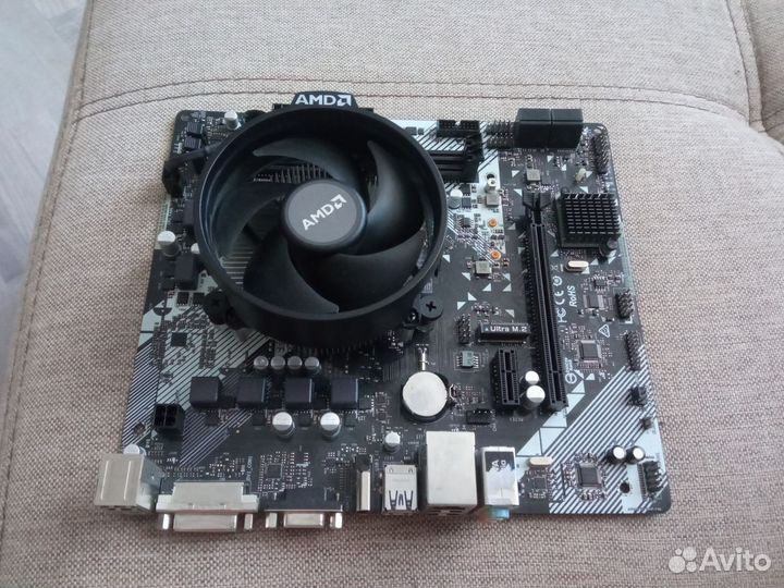 Материнская плата с процессором am4