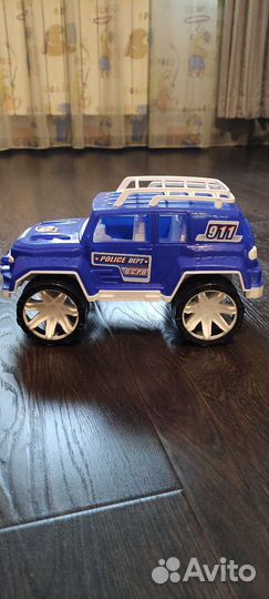 Игрушечная машина