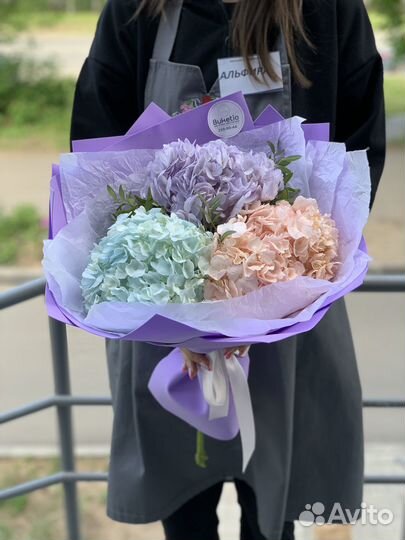 Букет из ирисов, и роз белые красные, гортензии