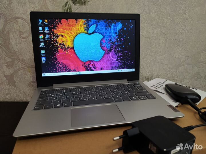 Компактный ноутбук с коробкой, документами