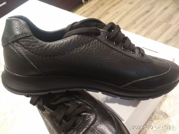 Кроссовки мужские 42 размер новые