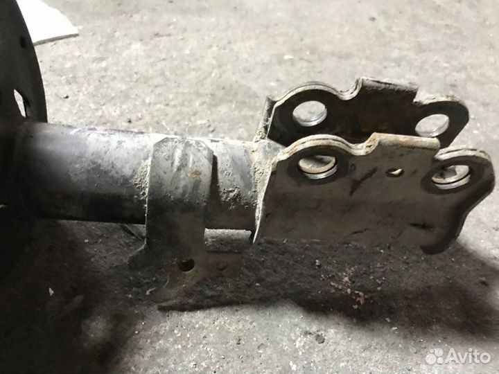 Стойка подвески передняя левая Toyota Vista SV40