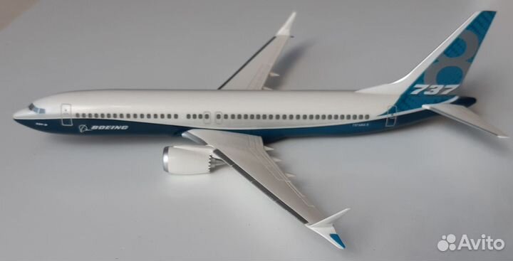 Модель самолета Boeing B 737-8MAX 1:200