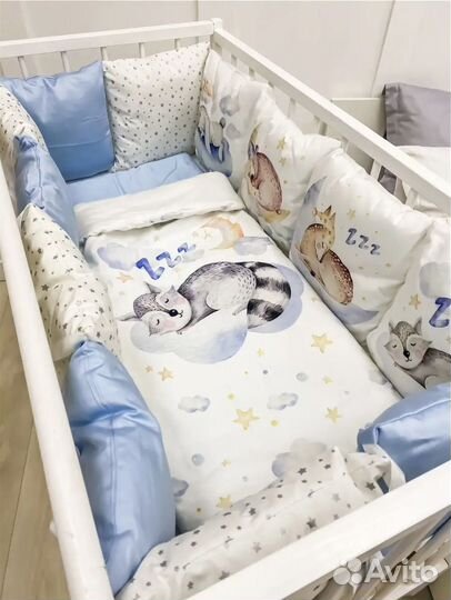 Комплект бортиков и белья в кроватку