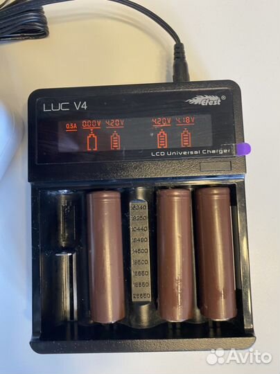 Зарядное устройство Efest Luc V4 и 3 аккума