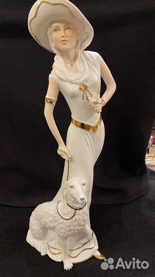 Фарфоровая Статуэтка дама с собакой