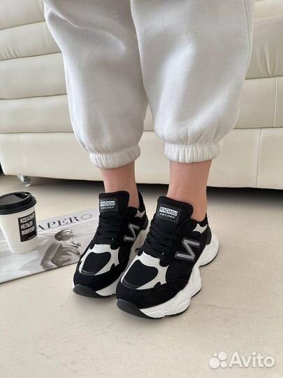 Кроссовки женские