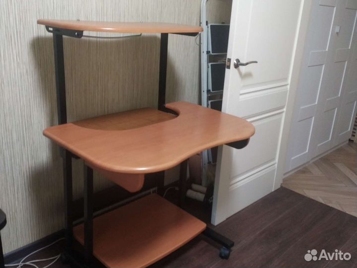 Компьютерный стол из дерева