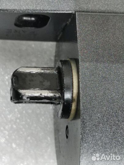 Петля двери передняя правая Mercedes-Benz